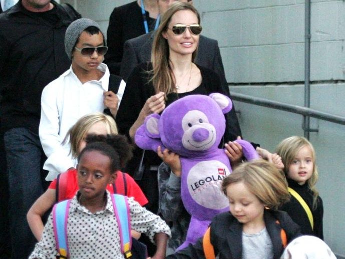 Actress Angelina Jolie arrives at Sydney Airport with her children, Friday, September 6, 2013. (Rear L-R) Maddox, Angelina Jolie and Vivienne. (Front L-R) Zahara and Knox. (AAP Image/Mick Tsikas) Actress Angelina Jolie arrives at Sydney Airport with her children, Friday, September 6, 2013. (Rear L-R) Maddox, Angelina Jolie and Vivienne. (Front L-R) Zahara and Knox. (AAP Image/Mick Tsikas)